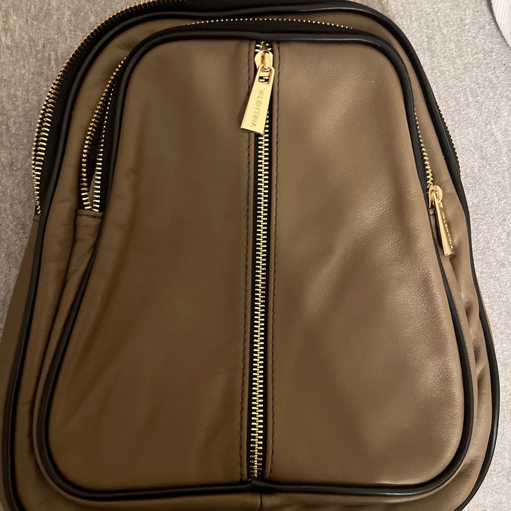 Woman’s Valentina Beige hand bag never used